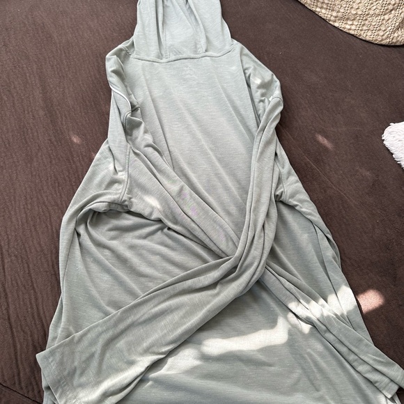 Very lightweight under Armour hoodie excellent condition - Picture 3 of 4